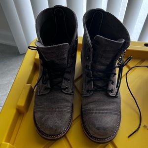 Red Wing men’s iron rangers size 7. New in Muleskinner Tan.
